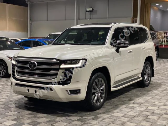 Toyota  Land Cruiser  GXR  2022  SUV  Automatic  6  30,000  4WD  Pearl  Gasoline