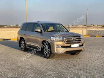 Toyota  Land Cruiser  VXS  2017  SUV  Automatic  8  128,100  AWD  Beige  Gasoline