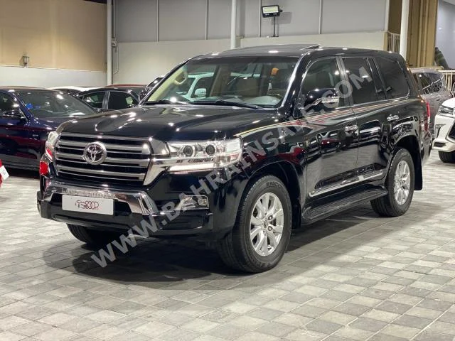 Toyota  Land Cruiser  GXR  2016  SUV  Automatic  8  190,000  4WD  Black  Gasoline