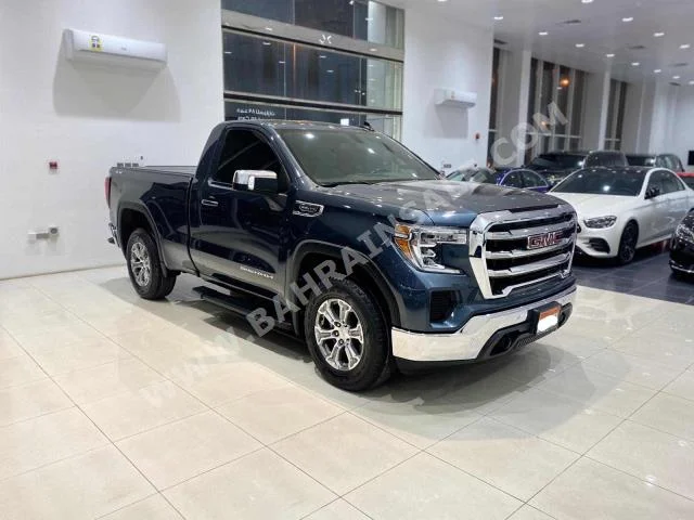 GMC  Sierra  SLE  2020  Pick Up  Automatic  8  44,300  4WD  Gray  Gasoline