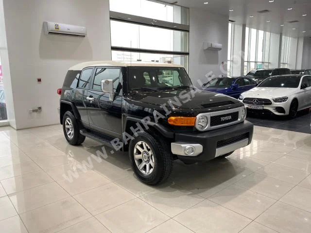 Toyota  FJ Cruiser  2021  SUV  Automatic  6  15,700  FWD  Blue & White  Gasoline