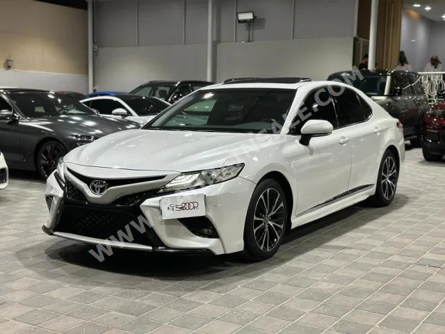 Toyota  Camry  SE  2018  Sedan  Automatic  6  130,000  FWD  White  Gasoline
