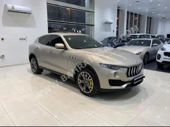 مزاراتي  إس أر  222  2018  اس يو في  اتوماتك  5  77,300  دفع أمامي  ذهبي  بنزين
