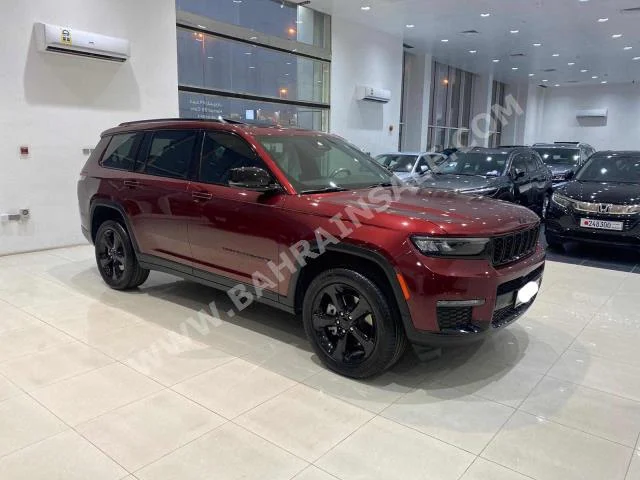 Jeep  Grand Cherokee  2022  SUV  Automatic  6  12,400  4WD  Maroon  Gasoline