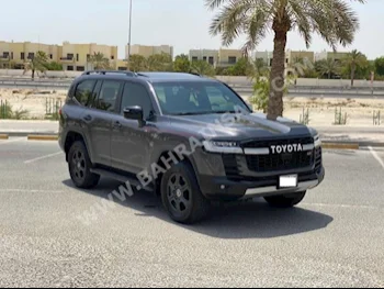 تويوتا  لاند كروزر  2022  اس يو في  اتوماتك  6  23,700  دفع كلي مستمر  رمادي  بنزين
