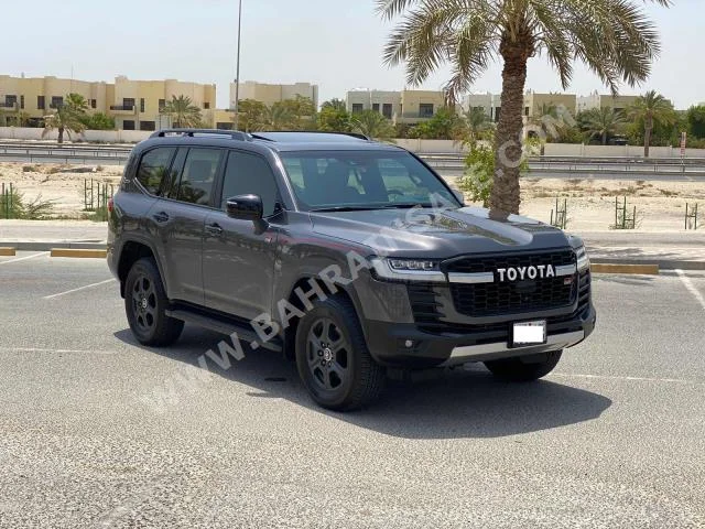 تويوتا  لاند كروزر  2022  اس يو في  اتوماتك  6  23,700  دفع كلي مستمر  رمادي  بنزين