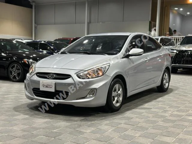 Hyundai  Accent  1.6  2015  Sedan  Automatic  4  162,000  4WD  Gray  Gasoline