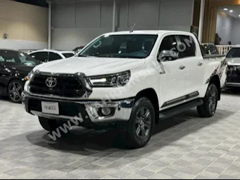 Toyota  Hilux  SR5  2022  Pick Up  Automatic  4  2,000  4WD  White  Gasoline
