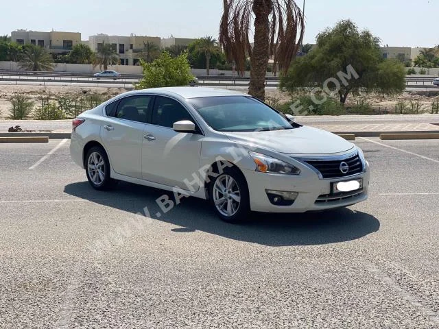 Nissan  Altima  2016  Sedan  Automatic  4  284,250  FWD  White  Gasoline