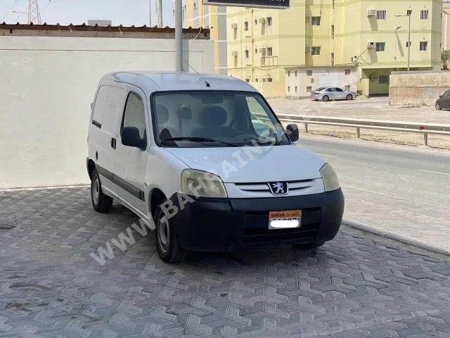 Peugeot  Partner  2011  Van / Bus  Manual  4  82,500  FWD  White  Gasoline