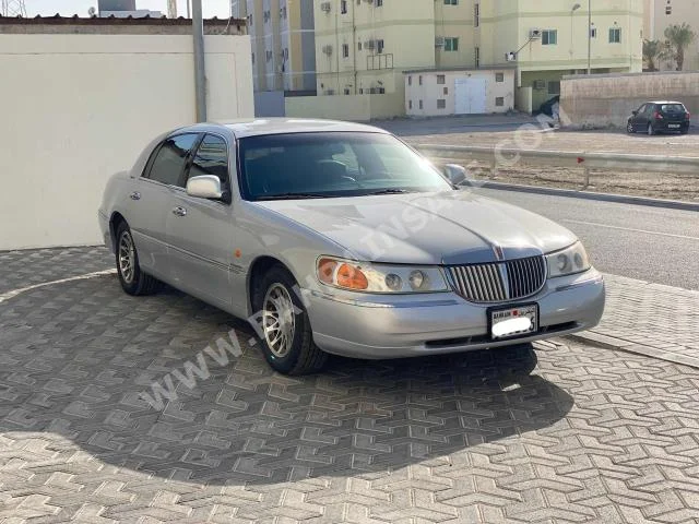 لنكولن  تاون كار  2001  سيدان  اتوماتك  8  195,800  دفع خلفي  فضي  بنزين