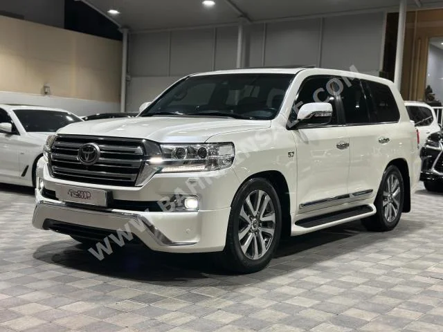 Toyota  Land Cruiser  VXS  2016  SUV  Automatic  8  85,000  AWD  White  Gasoline