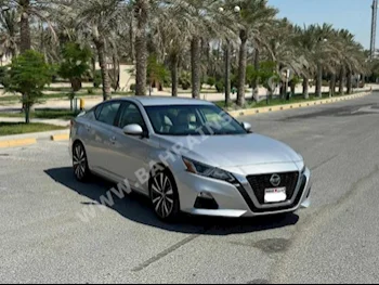 Nissan  Altima  2020  Sedan  Automatic  4  68,400  FWD  Silver  Gasoline
