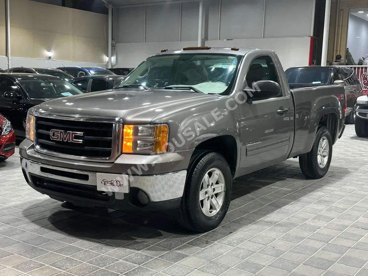 GMC  Sierra  Z71  2013  Automatic  280,000 KM  8 Cylinder  Pick Up  Gray