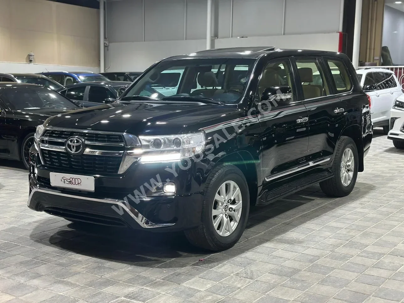 Toyota  Land Cruiser  GXR  2016  Automatic  190,000 KM  8 Cylinder  SUV  Black