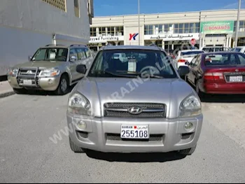 Hyundai  Tucson  2006  SUV  Automatic  4  310,000  FWD  Silver  Gasoline