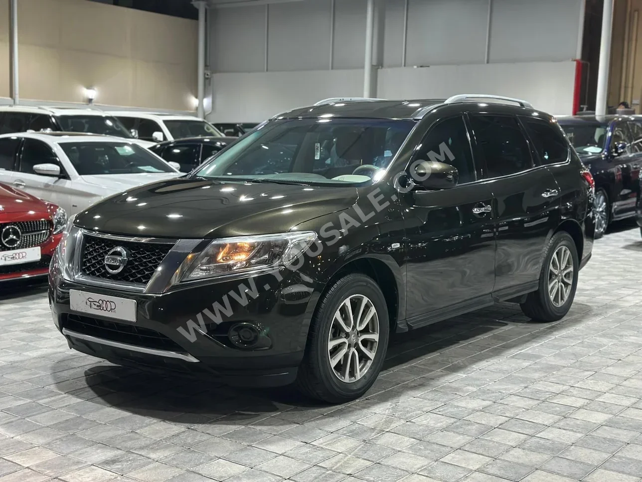 Nissan  Pathfinder  2015  Automatic  108,000 KM  6 Cylinder  SUV  Brown