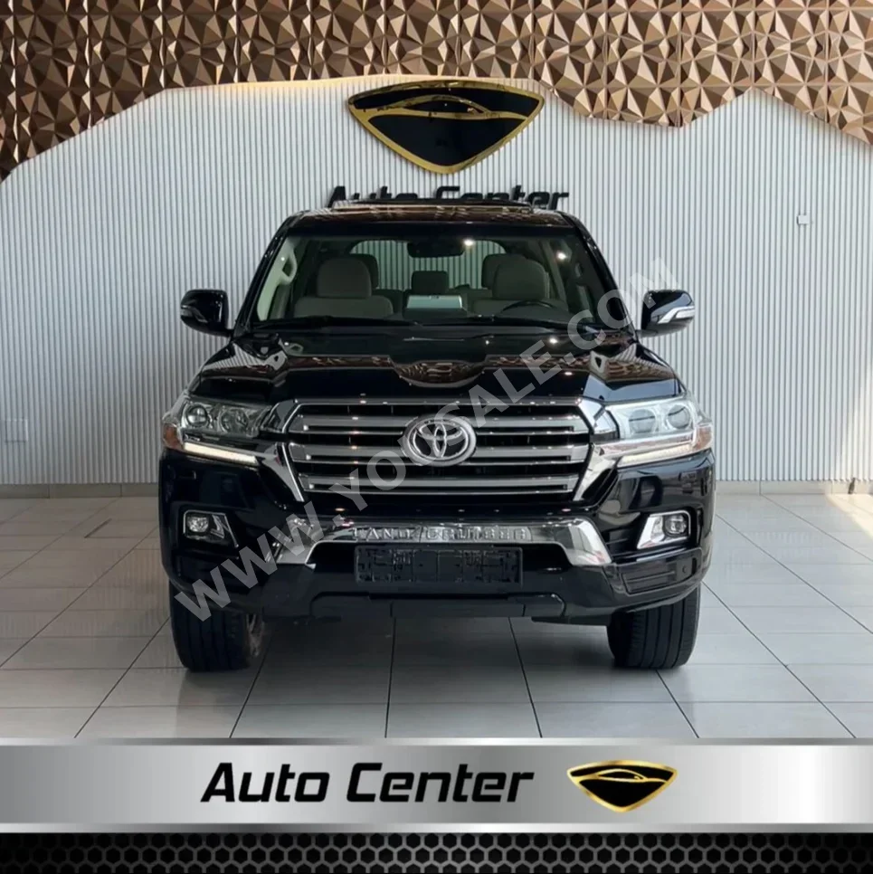Toyota  Land Cruiser  GXR  2019  Automatic  121,000 KM  6 Cylinder  SUV  Black