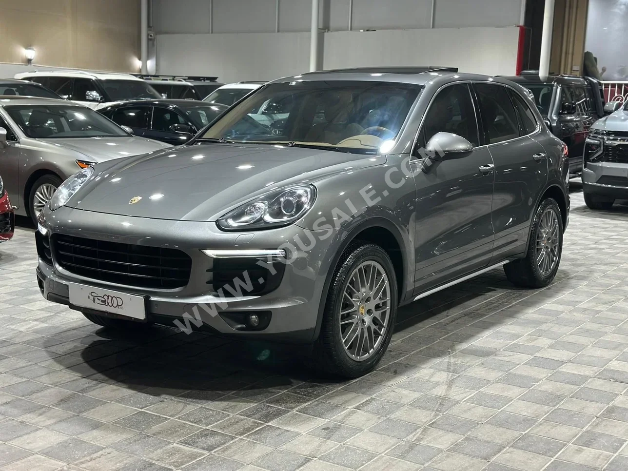 Porsche  Cayenne  2016  Automatic  90,000 KM  6 Cylinder  SUV  Gray