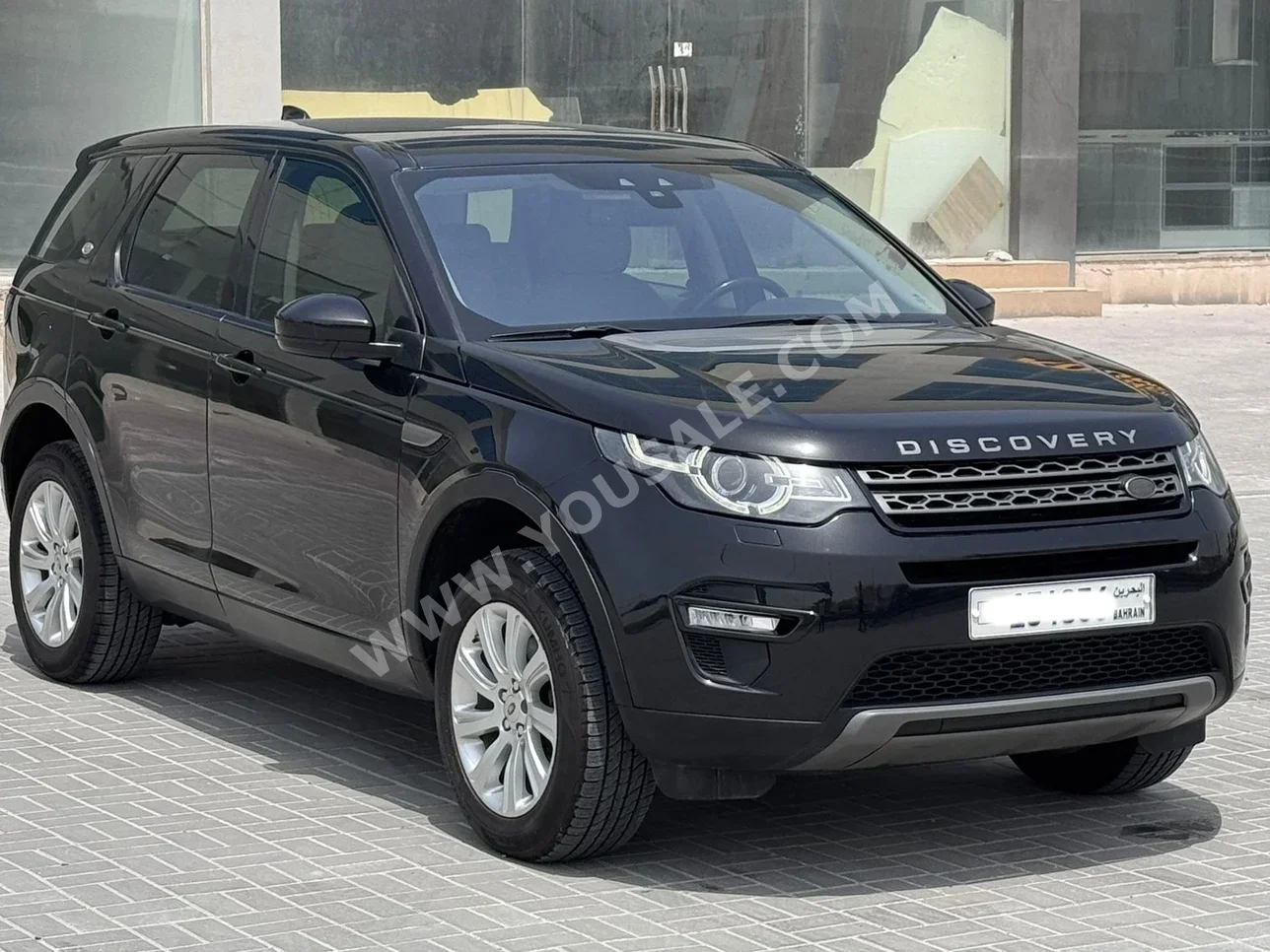 Land Rover Discovery 2017 Automatic 188,600 KM 4 Cylinder SUV Black