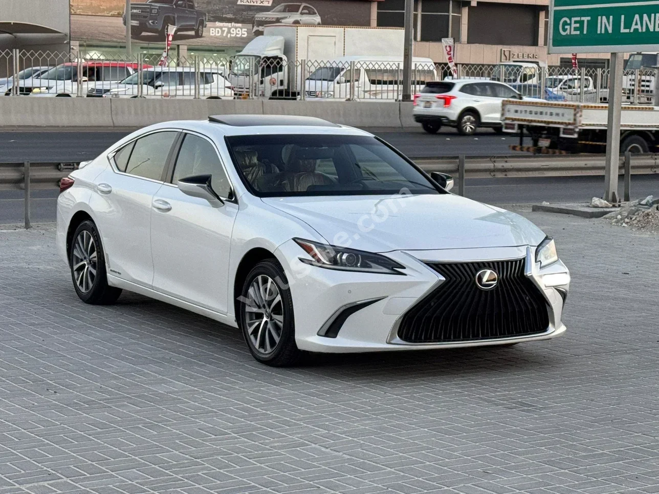 لكزس  اي اس  300  2019  اتوماتك  97,300 كم  4 سلندر  سيدان  أبيض