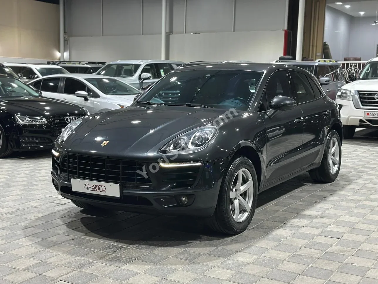 Porsche  Macan  2017  Automatic  98,000 KM  4 Cylinder  SUV  Gray