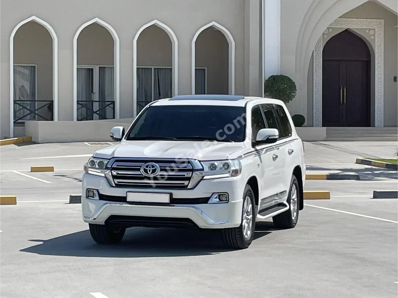 Toyota  Land Cruiser  VXR  2016  Automatic  200,000 KM  8 Cylinder  SUV  White