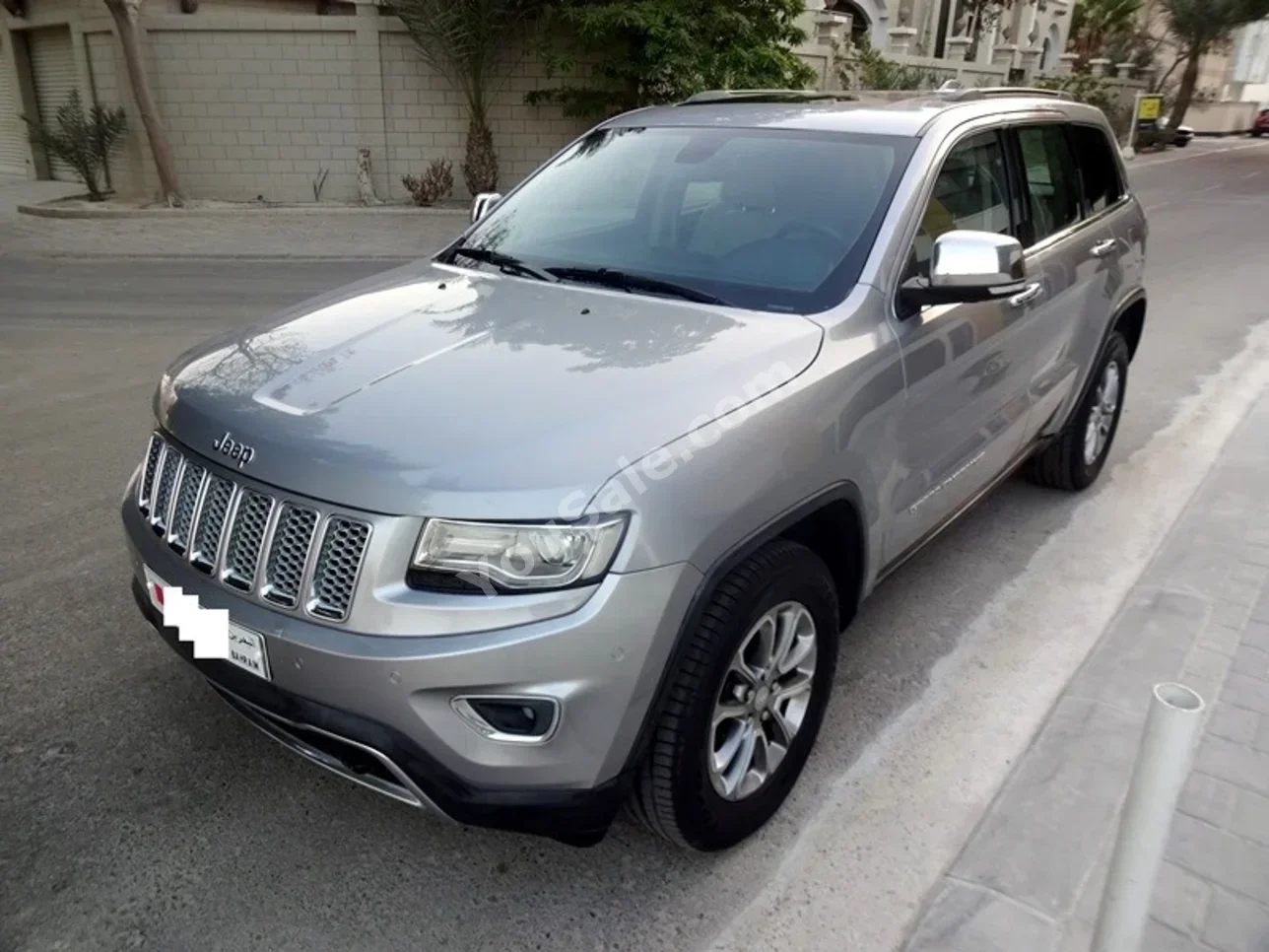 Jeep  Cherokee  2014  Automatic  80,000 KM  6 Cylinder  SUV  Silver