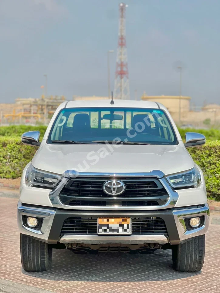 Toyota  Hilux  4 Cylinder  Pickup  White  2022