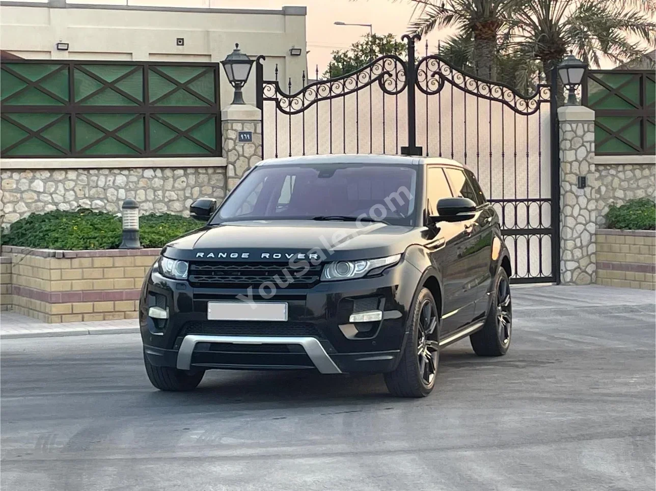 Land Rover  Evoque  2012  Automatic  128,000 KM  4 Cylinder  Hatchback  Black