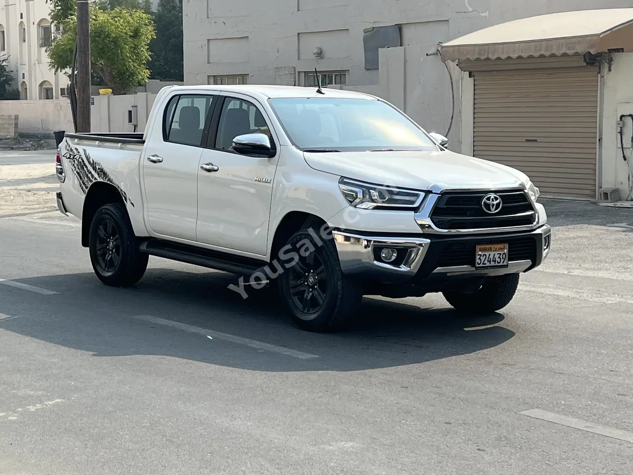 Toyota  Hilux  2021  Automatic  90 KM  6 Cylinder  Pick Up  White  With Warranty