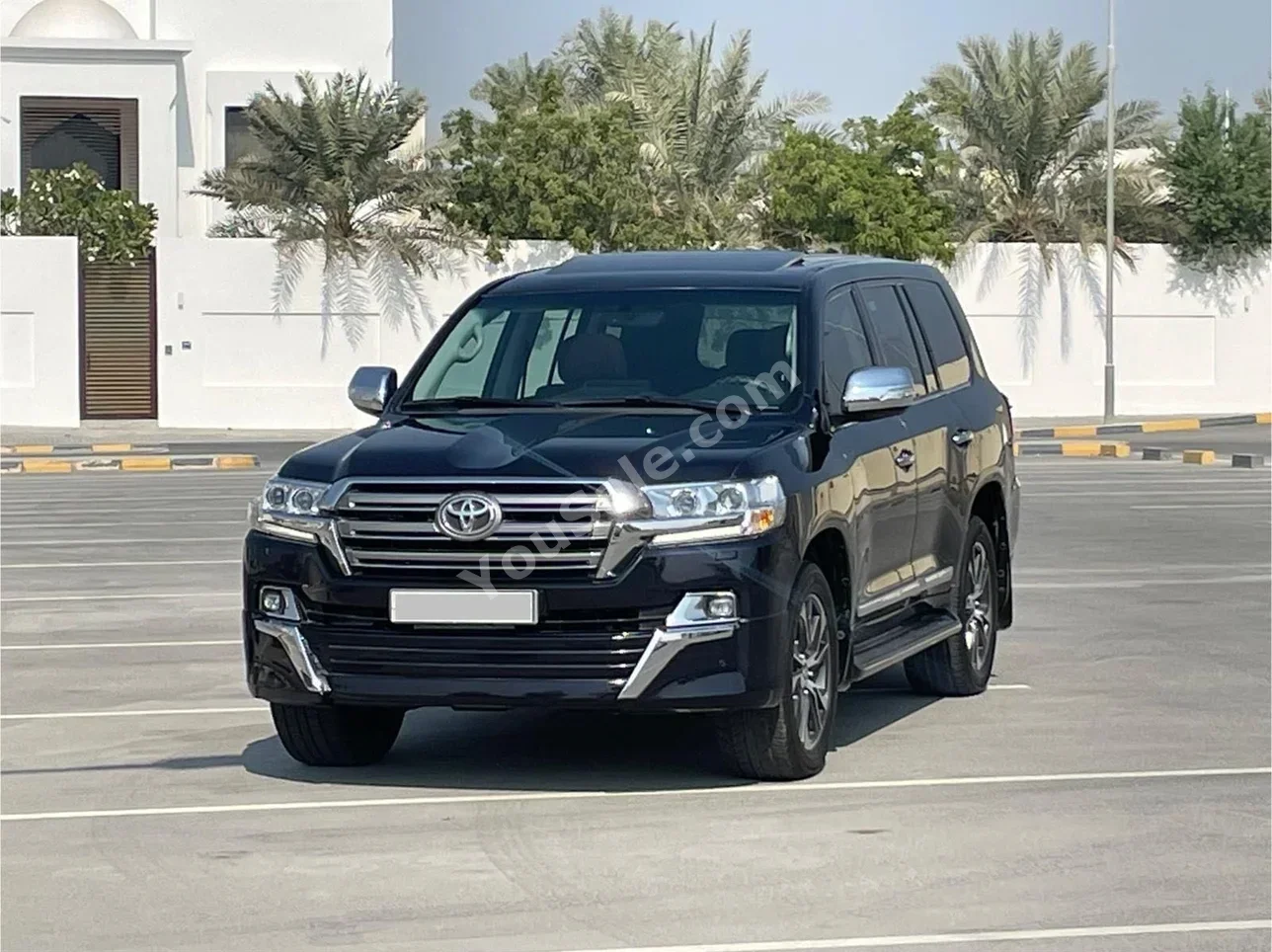 Toyota Land Cruiser GXR 2020 Automatic 135,000 KM 8 Cylinder SUV Black