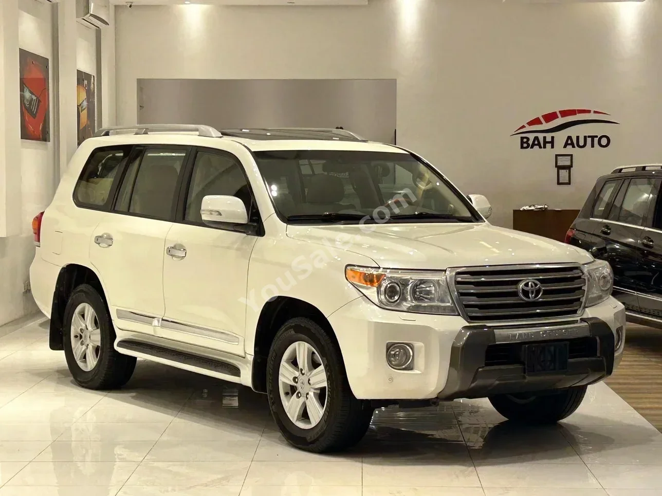 Toyota  Land Cruiser  VXR  2015  Automatic  130,000 KM  8 Cylinder  SUV  White Matte