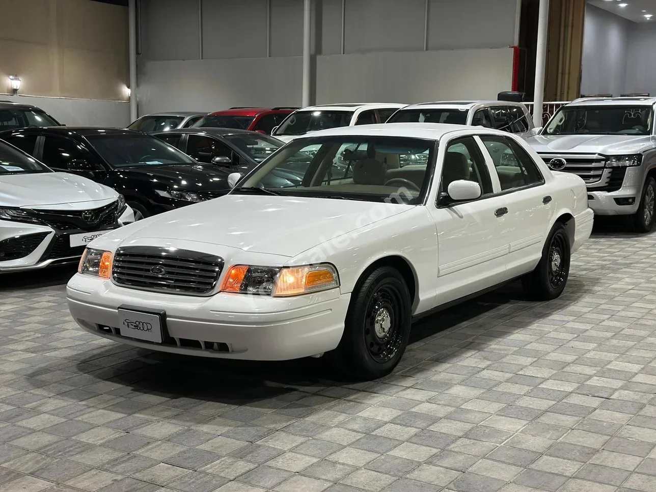 Ford  Crown Victoria  2010  Automatic  360,000 KM  6 Cylinder  Sedan  White
