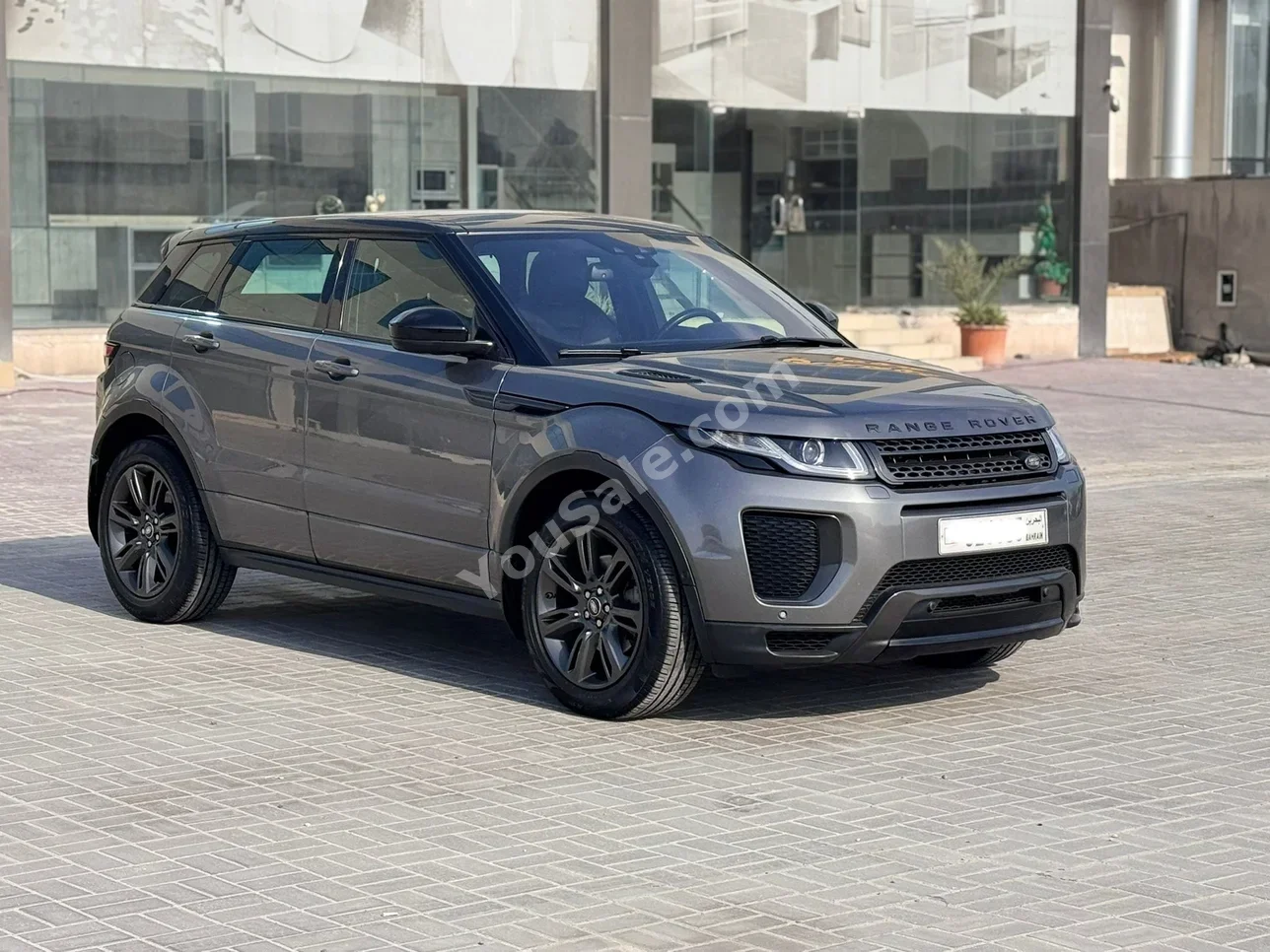 Land Rover  Evoque  2018  Automatic  68,000 KM  4 Cylinder  SUV  Gray