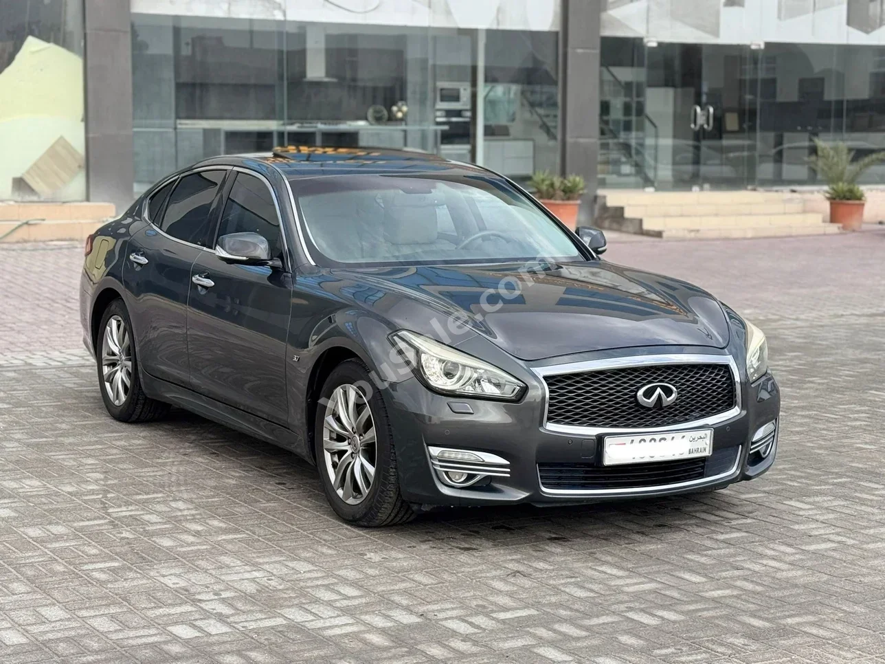 Infiniti  Q  70  2016  Automatic  122,500 KM  6 Cylinder  Sedan  Gray