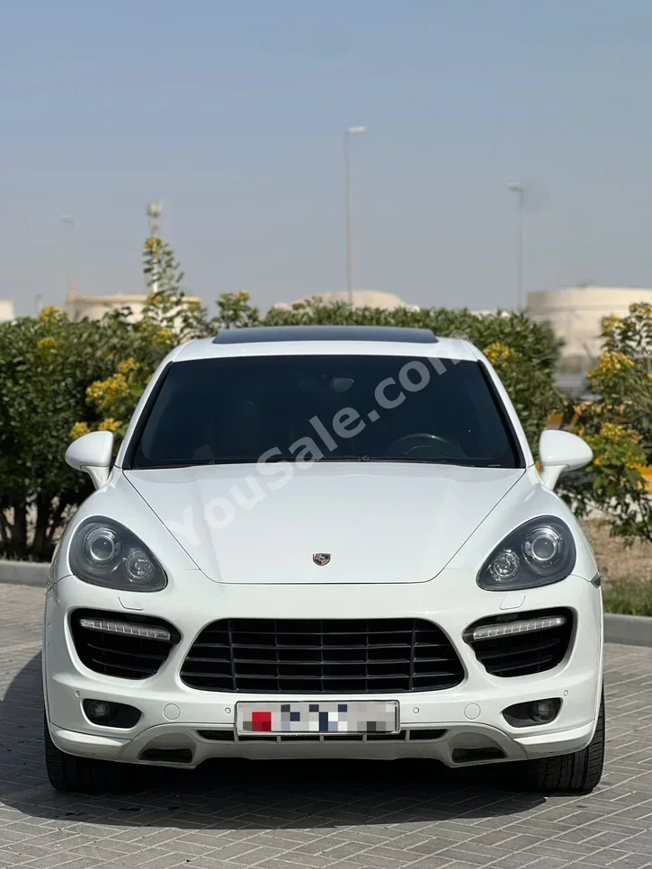 Porsche  Cayenne  S  2013  Automatic  200,000 KM  6 Cylinder  SUV  White