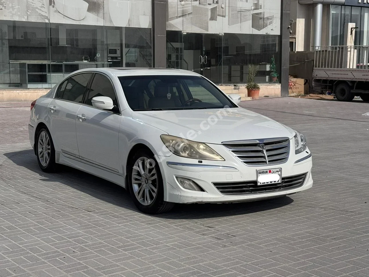 هيونداي  جينيسس  2013  اتوماتك  121,100 كم  6 سلندر  سيدان  أبيض