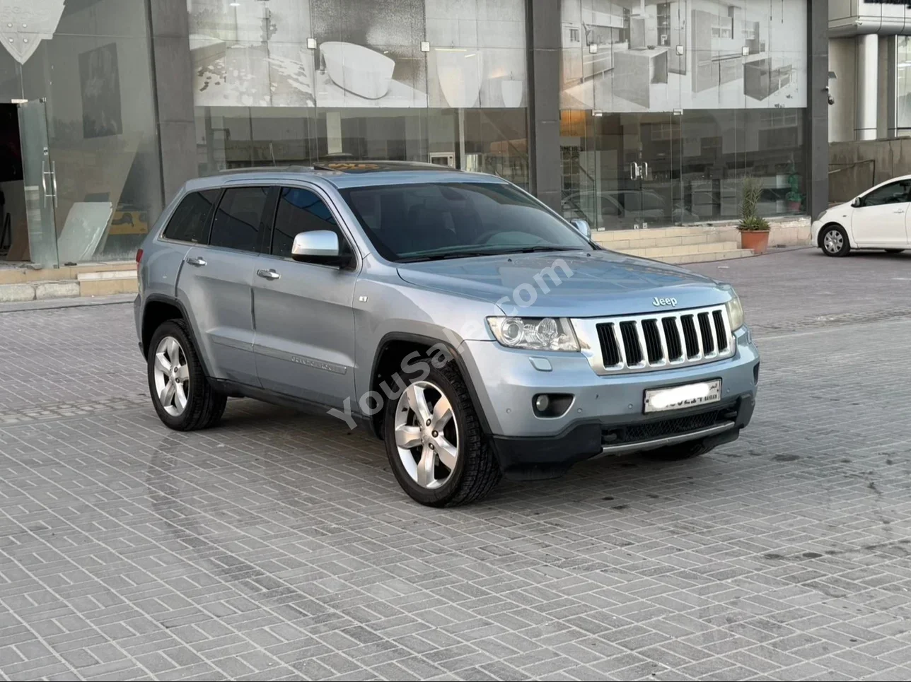Jeep  Grand Cherokee  Limited  2013  Automatic  167,300 KM  8 Cylinder  SUV  Blue