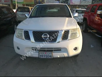 Nissan  Pathfinder  LE  2011  SUV  Automatic  6  53,000  RWD  White  Gasoline