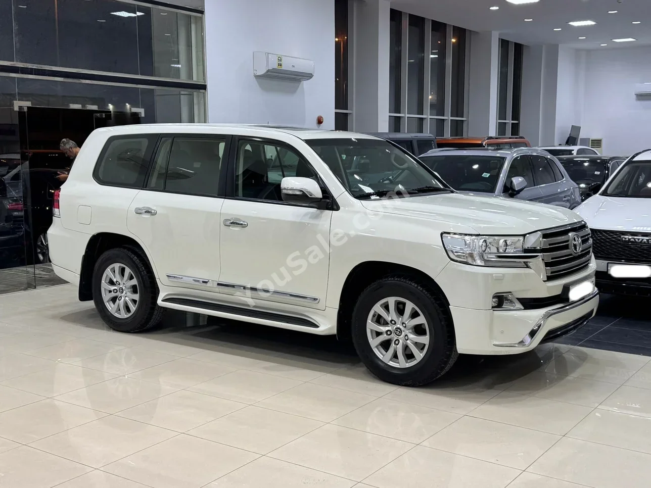 Toyota Land Cruiser GXR 2017 Automatic 171,200 KM 8 Cylinder SUV White