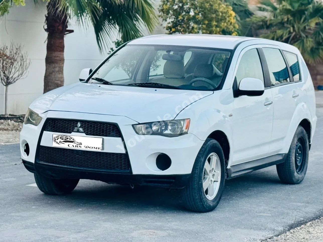 Mitsubishi Outlander 2011 Automatic 281,000 KM 4 Cylinder SUV White