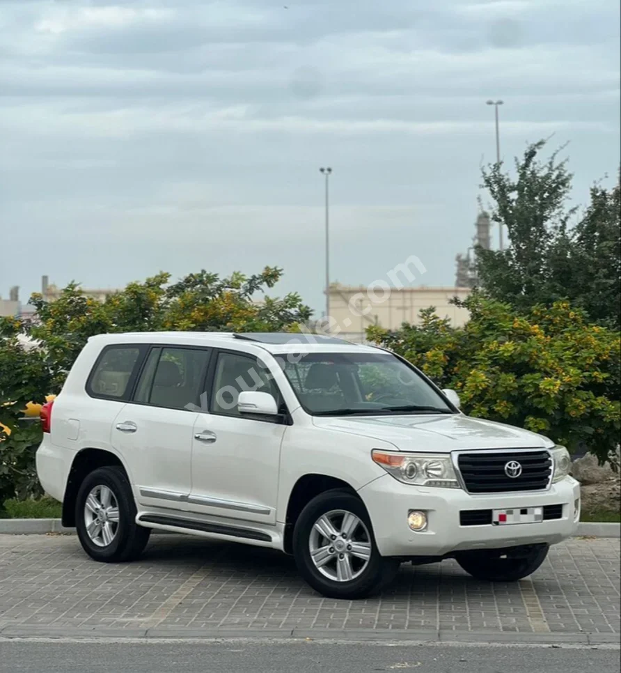 Toyota  Land Cruiser  GXR  2012  Automatic  400,000 KM  8 Cylinder  SUV  White