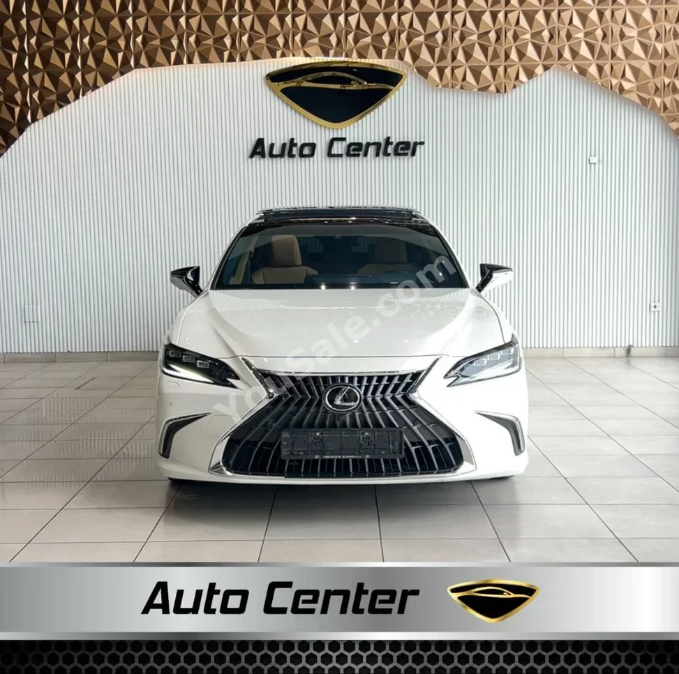 Lexus  ES  350  2022  Automatic  22,000 KM  6 Cylinder  Sedan  White