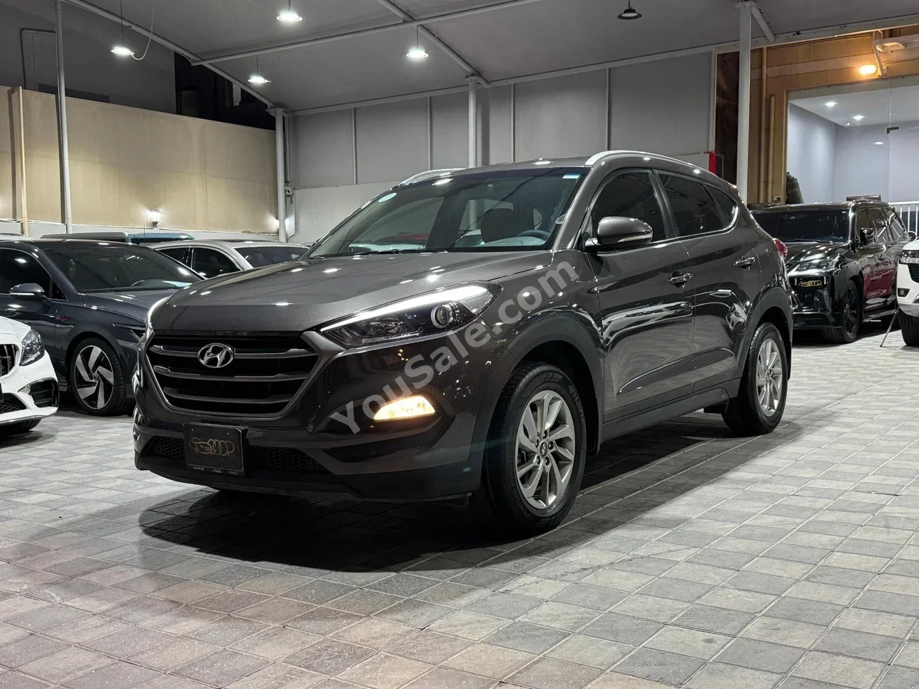 Hyundai  Tucson  2016  Automatic  33,000 KM  4 Cylinder  SUV  Brown