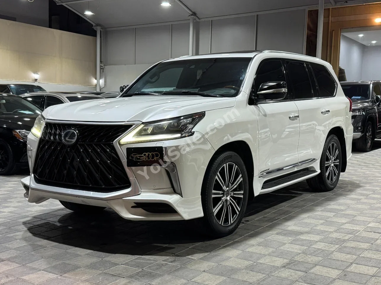 Lexus LX 570 2016 Automatic 230,000 KM 8 Cylinder SUV White