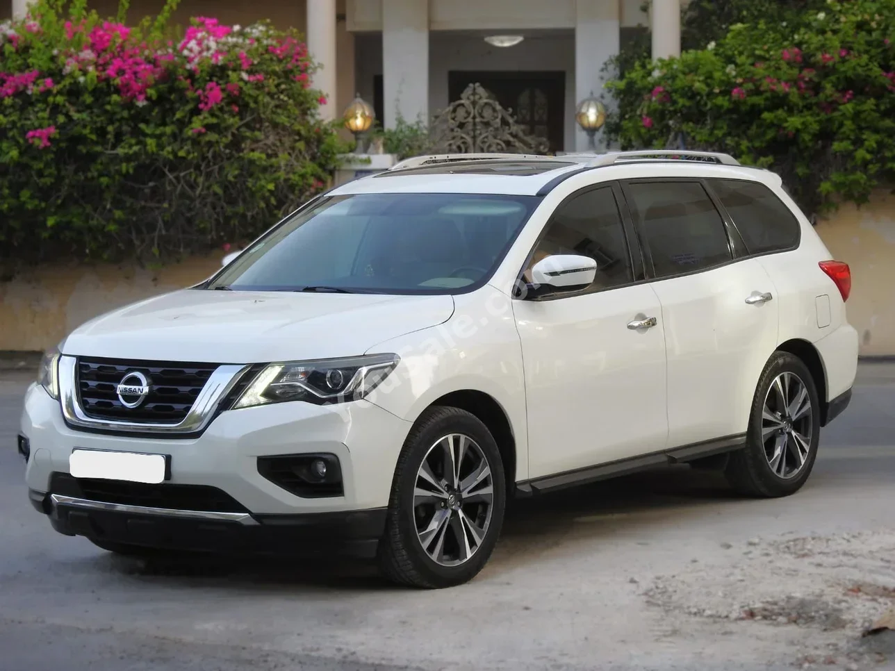 Nissan Pathfinder SV 2018 Automatic 101,000 KM 6 Cylinder SUV White