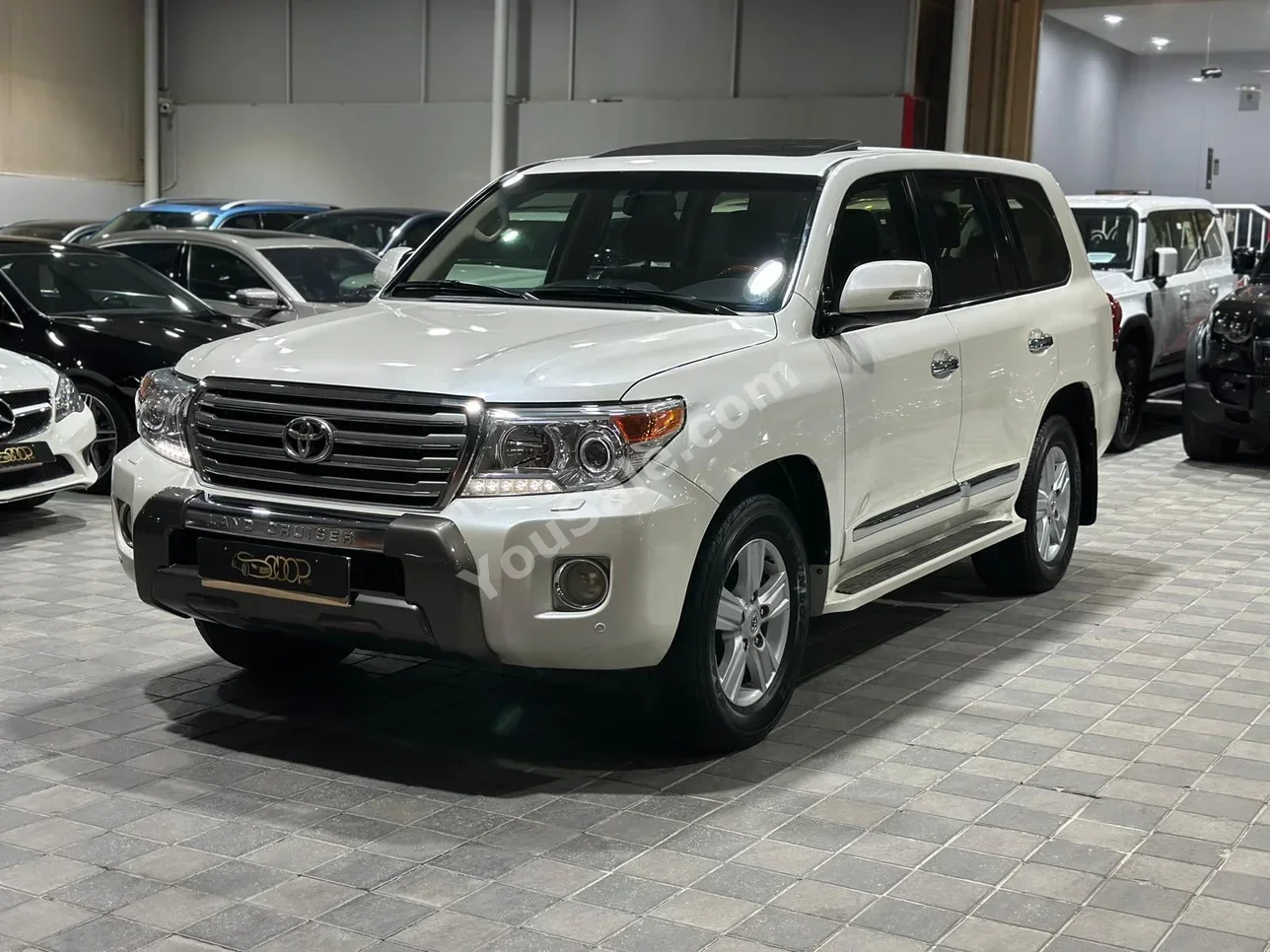 Toyota Land Cruiser GXR 2012 Automatic 255,000 KM 8 Cylinder SUV White