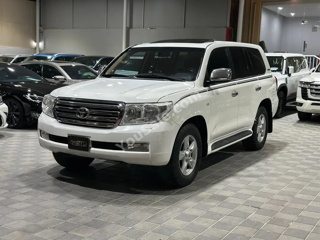 Toyota  Land Cruiser  VXR  2011  Automatic  286,000 KM  8 Cylinder  SUV  White