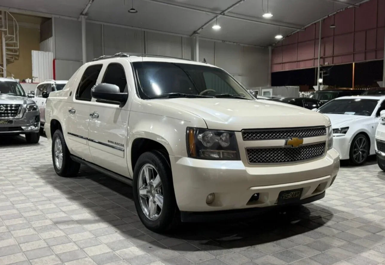 Chevrolet  Avalanche  Black Diamond  2013  Automatic  200,000 KM  6 Cylinder  Pick Up  White